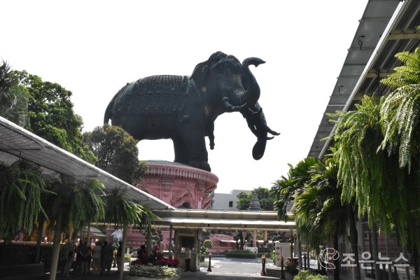 렉 위리야판의 자산으로 설립된 