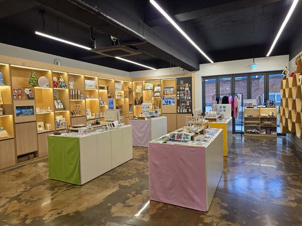 지역 청년 예술가들이 제작한 창작 굿즈와 경주 로컬 콘텐츠가 전시돼 있는 청년감성상점 내부 전경[경주시 제공]